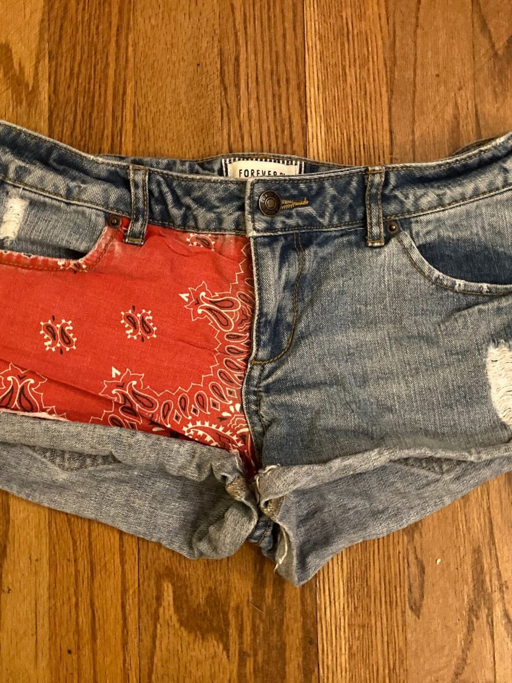 FOREVER 21 Women's Distressed Red Bandana Panel Denim Shorts ~ Sz 27/4